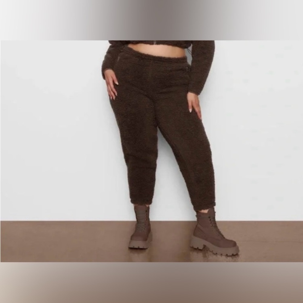 SKIMS TEDDY SHERPA JOGGERS PANTS ONLY !!! ESPRESSO COLOR SIZE SMALL